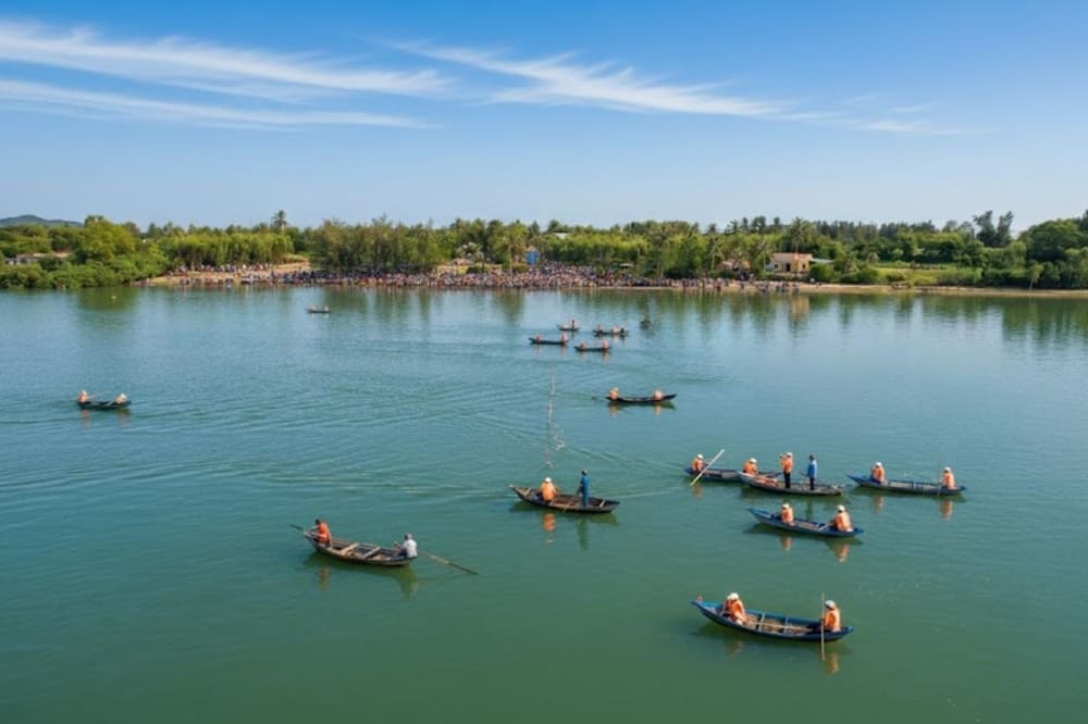 Khung cảnh đầm An Kh&ecirc; với nước lặng s&oacute;ng, bao quanh bởi n&uacute;i v&agrave; rừng, tạo n&ecirc;n kh&ocirc;ng gian thư gi&atilde;n tuyệt vời